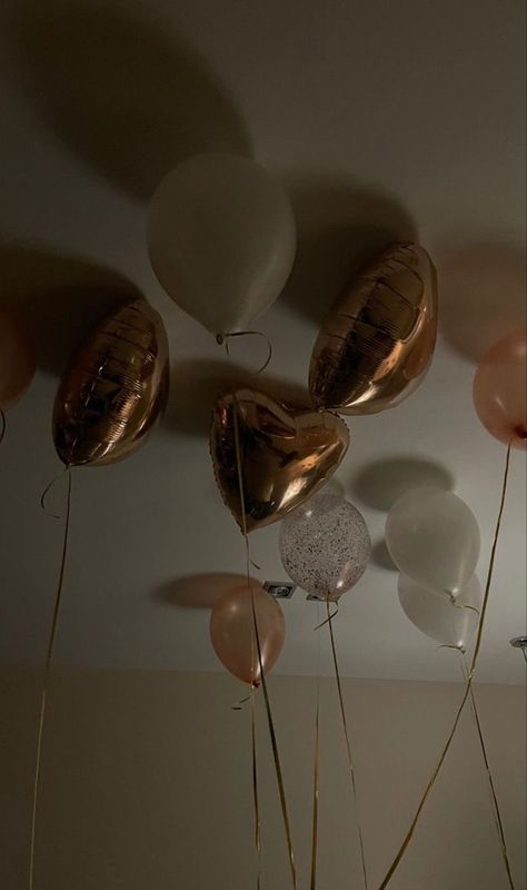 Gold Aesthetic Birthday, Birthday Profile Picture, Birthday Eve, Its My Birthday Month, 17th Birthday Ideas, House Of Balloons, Simple Birthday Decorations, Cute Birthday Pictures, Happy Birthday Art