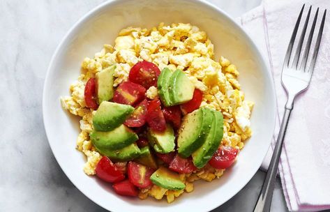 Avocado Breakfast Scramble Recipe — Eatwell101 Thanksgiving Brunch Recipes, Avocado Scrambled Eggs, Breakfast Scramble, Tomato Breakfast, Menu Sarapan Sehat, Scrambled Eggs Recipe, Keto Lunch Ideas, Gluten Free Recipes For Breakfast, Avocado Breakfast