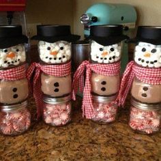 Baby jar snowmen - I've been saving up GRAHAM'S jars for something fun, I'm TOTALLY going to make these for family members and friends! How cute!!! Joululahjat Diy, Hot Chocolate In A Jar, Mason Jar Christmas Gifts, Homemade Holiday Gifts, Diy Christmas Presents, Baby Food Jars, Snowman Gifts, Christmas Mason Jars, Homemade Holiday