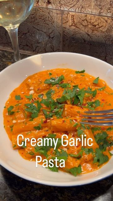 Creamy Pasta Recipes Videos, Easy Pasta Recipes Few Ingredients, Garlic Pasta Recipe, Pasta Recipes Video, Creamy Garlic Pasta, Italian Parsley, Creamy Pasta Recipes, Pasta Water, Party Platter