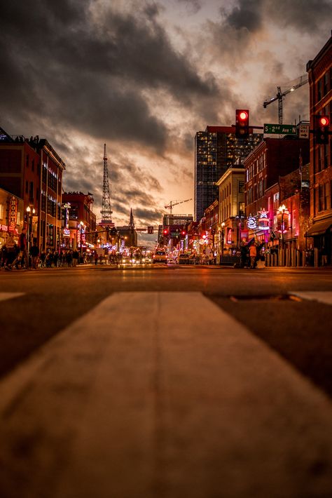 Thanks to @codylannom for making this photo available freely on @unsplash 🎁 Usa Lifestyle, Tennessee Aesthetic, Nashville Trip, Usa Cities, Grand Ole Opry, Knoxville Tennessee, Memphis Tennessee, Usa Travel Destinations, City Limits