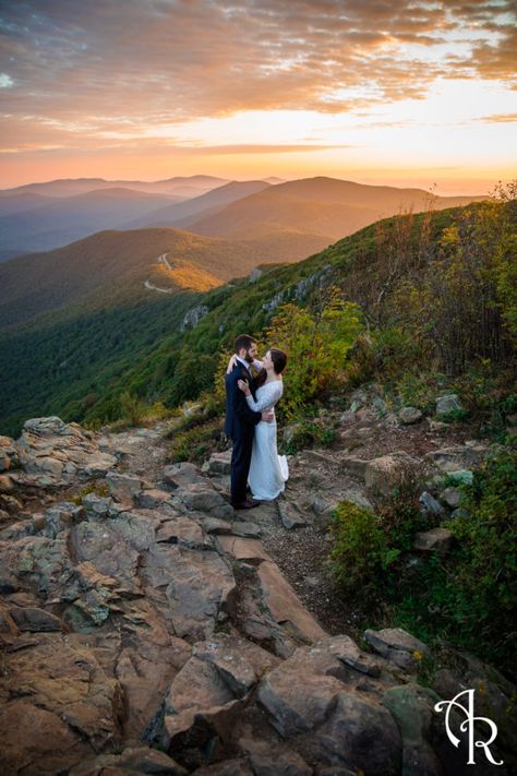 Mountain Overlook, Shenandoah Mountains, Virginia Elopement, Sunrise Wedding, Virginia Mountains, Sunrise Mountain, Mountain Engagement Photos, Montana Wedding, Shenandoah National Park