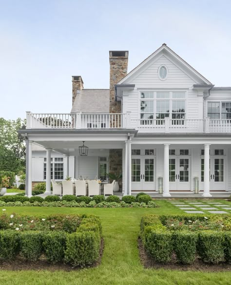 Harrison Colonial — Paul Shainberg Architects Hampton Exterior, Hamptons Exterior, New Build Exterior, Dream Home Backyard, Nantucket Style Homes, Colonial House Exteriors, Farmhouse Colonial Exterior, Home Exterior Design, Front Facade