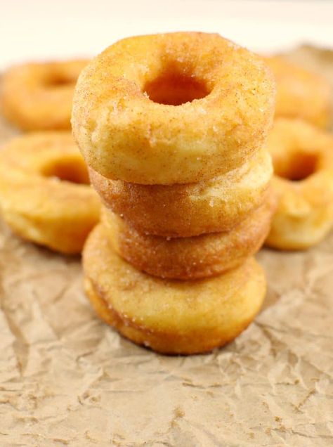 This Pampushky (traditional Ukrainian Doughnuts) recipe is a light and fluffy raised doughnut, sprinkled with cinnamon and sugar. Great for bake sales! Ukrainian Food, Yeast Donuts, Ukrainian Recipes, Doughnut Recipe, Donut Recipes, Beignets, Food Blogger, Baking Recipes, Donuts