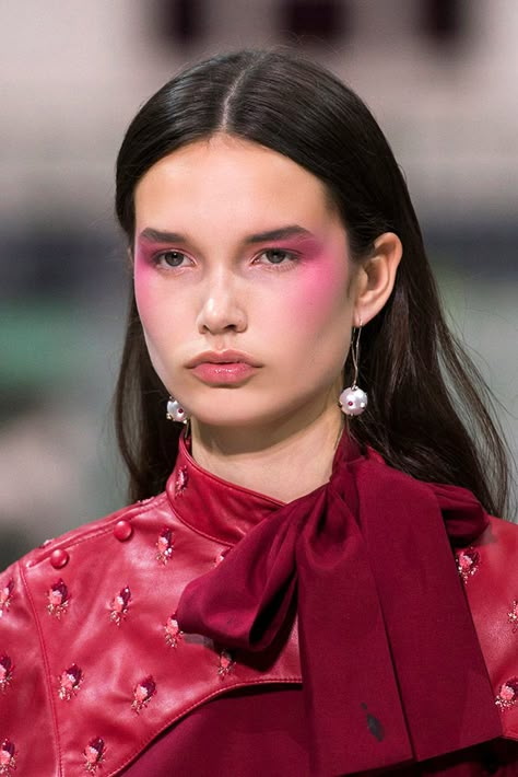 If you need a break from the alien-esque glow of strobing and chiseled cheekbones, draping is it. Blush Draping, Catwalk Makeup, Makeup Contouring, Hazel Eye Makeup, Runway Makeup, Beautiful Eye Makeup, Eye Makeup Ideas, How To Apply Eyeliner, Make Up Inspo