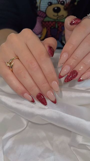 Thuan Nguyen on Instagram: "Red flashing gel w/ gold designs almond ❤️❤️❤️ • •• ••• more: @tnailguy #nails #nailart #naildesigns" Winter Nails Red And Gold, Gold Red Christmas Nails, November Nail Inspo Almond, Red And Gold Christmas Nail Designs, New Years Nails Red, Christmas Red Nail Designs, Red And Gold Nails Christmas, Red Nails And Gold, Red Nails With Gold Glitter