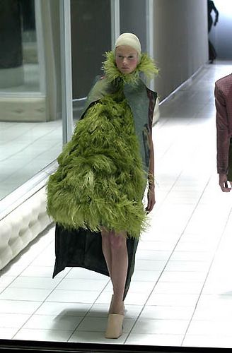 Alexander McQueen 2001 Solarpunk Fashion, Weird Fashion, Arte Floral, Couture Fashion, Runway Fashion, Fashion Art, Alexander Mcqueen, Fashion News, High Fashion