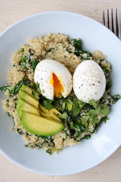 Quinoa Breakfast Ideas, Spinach Bowl Recipes, Eggs Healthy Recipes, Green Bowl Recipe, Veggie Breakfast Bowl, Greens For Breakfast, High Protein Clean Breakfast, Vegetarian High Protein Breakfast, Healthy Breakfast Quinoa