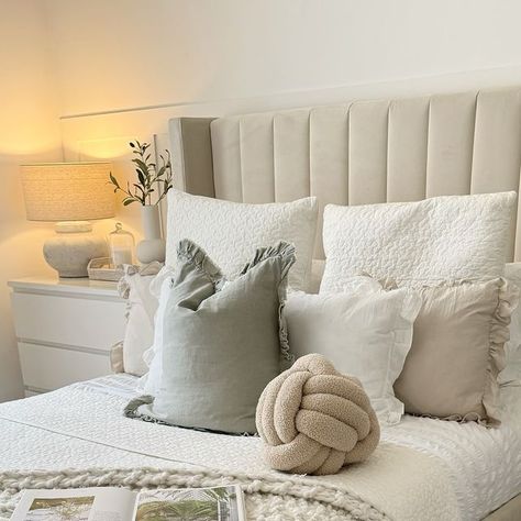 Bed Cushions Arrangement, Dusk Bed, Bed Cushion Design, Bed Pillow Arrangement, Cushion Arrangement, Deco Room, Bedroom Details, Bed With Posts, Neutral Bedrooms