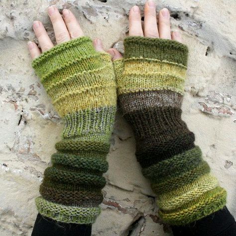 Knit Wrist Warmers, Knitting Gloves Pattern, Knitted Wrist Warmer, Knitted Fingerless Gloves, Hand Knit Mittens, Gloves Pattern, Fingerless Mitts, Gloves Design, Fingerless Gloves Knitted