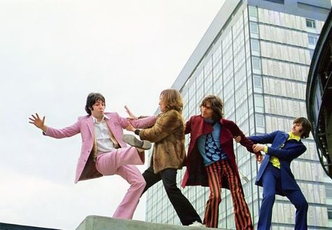 Rare and Interesting Pictures of The Beatles from 'The Mad Day Out' Photo Session in the Summer of 1968 ~ vintage everyday The White Album, Beatles Photos, Beatles Pictures, John Lennon Beatles, Beatles John, Rock N’roll, The Fab Four, Ringo Starr, George Harrison