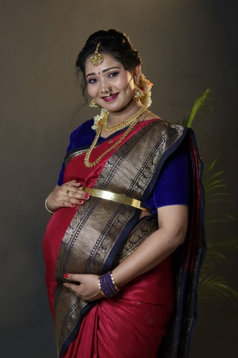 Sreemantham Hair Styles, Seemantham Makeup Look, Pregnant Women In Saree, Metarnaty Photoshoot, Baby Shower Makeup Indian, Pregnancy Saree Style, Seemantham Photo Poses, Srimantham Sarees, Srimantham Photoshoot