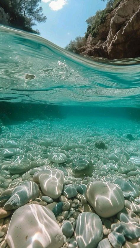 Half Under Water Photography, Under The Water Wallpaper, Half Underwater Photography, Under Water Aesthetic, Under Water Wallpaper, Under Water Photography, Half Underwater, Freezing Water, Frozen Bubbles