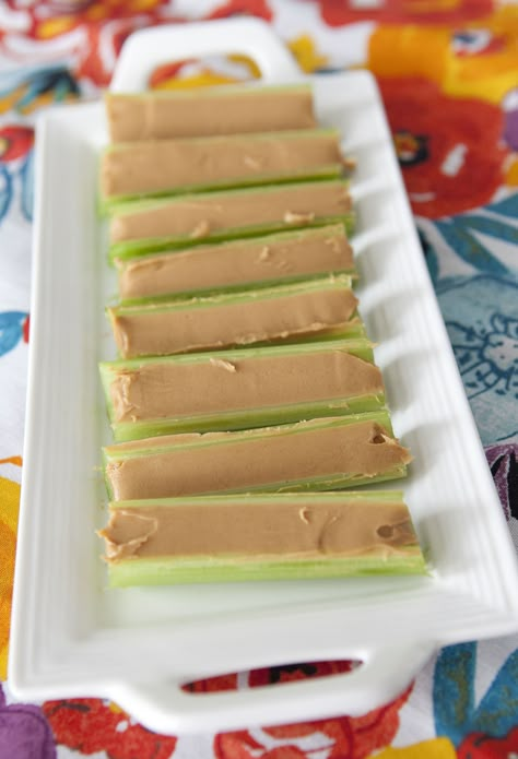 Celery And Peanut Butter, Celery Peanut Butter, Celery Snacks, Celery Recipes, Low Glycemic Index Foods, Peanut Butter Snacks, Vegan Party Food, Super Healthy Kids, Healthy Lunch Snacks