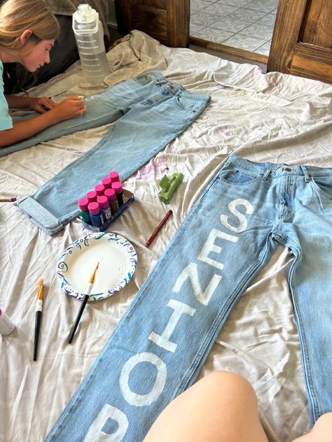 Senior Jeans Ideas High Schools, Senior Painted Jeans, Senior Year Things, Senior Jeans, Senior Year Fun, Senior Season, Sr 25, School Cheer, Jeans Ideas