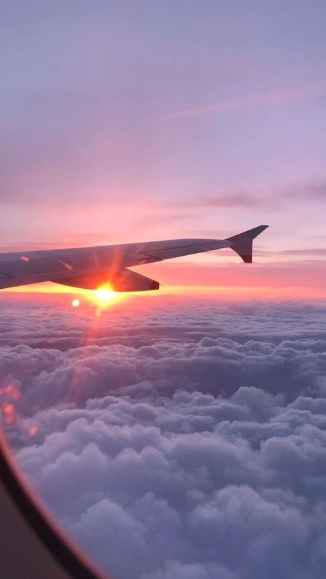 On The Plane Aesthetic, On A Plane, Plane Makeup, On Plane, Sky From Plane, Avion Aesthetic, Beautiful Places Videos, Sunset From Plane, Beautiful Sunset Photography