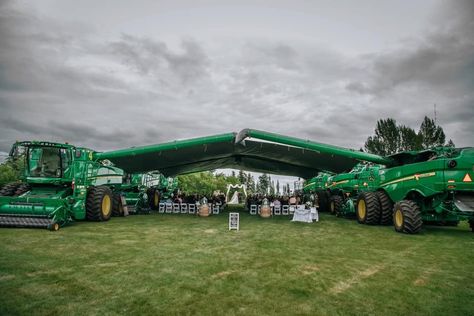 John Deere Wedding, Tractor Wedding, John Deere Decor, Farmer Wedding, Farm Wedding Decorations, Country Wedding Pictures, Wedding Walkway, Original Wedding Ideas, John Deere Combine