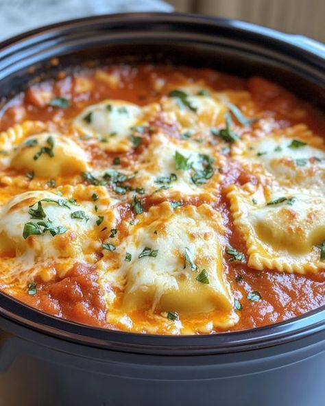 Crock Pot Ravioli, Dump And Go Crockpot, Crockpot Ravioli, Crockpot Recipes For Two, Slow Cooker Kitchen, Spinach Ravioli, Ravioli Pasta, Pasta Meals, Slow Cooker Pasta