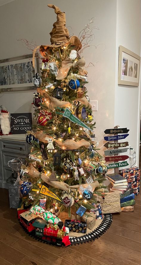 Harry Potter Themed Christmas Trees, Harry Potter Christmas Village Display, Harry Potter Christmas Decorations Ideas, Harry Potter Stocking Stuffers, Hobbit Christmas Tree, Gryffindor Christmas Tree, Harry Potter Nutcracker, Harry Potter Xmas Tree, Harry Potter Theme Christmas Tree