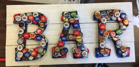 Beer Bottle Top Crafts, Beer Cap Decor, Beer Cap Projects, Beer Bottle Cap Art, Bottle Top Art, Beer Bottle Cap Crafts, Beer Crafts, Beer Bottle Crafts, Diy Bottle Cap Crafts