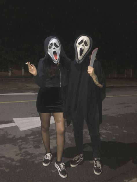 Cute Ghostface Costume, Wlw Couple Costumes For Halloween, Scream Couple Costume, Ghostface Costume, Scream Face, Emo Couples, Couples Halloween Outfits, Cute Couple Halloween Costumes, Matching Costumes