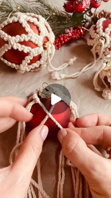 Macrame Christmas Bulbs, Macrame Christmas Balls, Macrame Christmas Ornaments Tutorials, Sasha Macramessage, Macrame Christmas Ornaments, Macrame Crafts, Simple Macrame, Xmas Baubles, Macrame Christmas