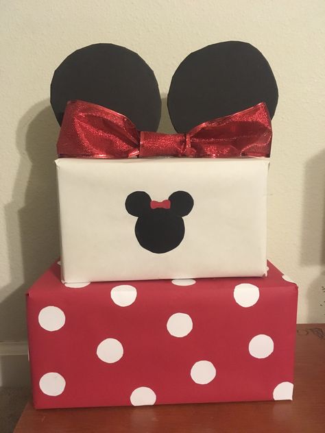 Minnie Mouse Gift Wrapping Ideas, Mickey Mouse Gift Wrapping Ideas, Disney Gift Wrapping Ideas, Disney Wrapping Ideas, Christmas Vacation Gifts, Mickey Craft, Disney Xmas, Minnie Mouse Gifts, Mickey Mouse Gifts