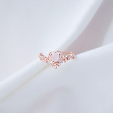 Cincin Aesthetic Korea, Feminine Rings, Beautiful Jewelry Rings, Silver Diamond Rings, Simpul Dasi, Hand Jewelry Rings, Preppy Jewelry, Pretty Jewelry Necklaces, Magical Jewelry