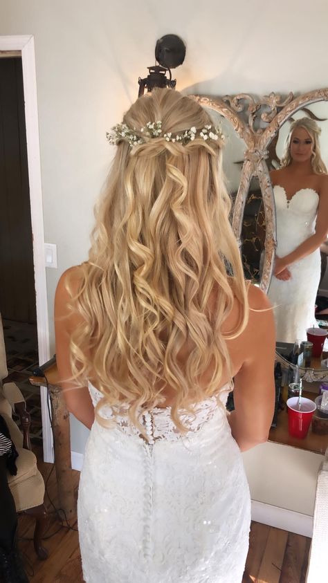 Half Up Half Down Wedding Hair Baby Breath, Hair With Baby Breath, Bridal Hair Baby Breath, Wedding Hair Baby Breath, Baby Breath In Hair, Babys Breath Hairstyles, Hairstyles With Baby Breath Flowers, Wedding Hair With Baby Breath, Baby Breath Hairstyles