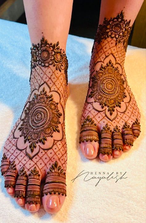 Feet Henna Design, Leg Mehendi Design, Feet Henna, Beautiful Mehndi Designs, Short Mehndi Design, Legs Mehndi, Palm Mehndi Design, Pakistani Mehndi, Foot Henna