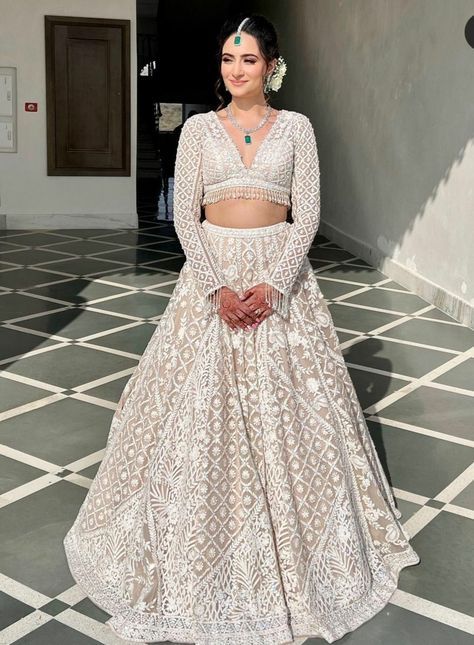 Bridal Reception Lehenga, Clothing In India, Lengha Blouse Designs, Traditional Women, Designer Bridal Lehenga Choli, White Lehenga, Organza Suits, Fashion Show Dresses, Trendy Outfits Indian