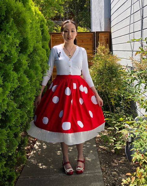 Make this adorable Mushroom Skirt using the free tutorial by #Janome Maker Vivien from Fresh Frippery on her Janome Skyline S9! #howtomakeaskirt #freesewingtutorial #sewing #sewinggarments Mushroom Costume Diy, Fairy Parade, Mushroom Cosplay, Mushroom Skirt, Mushroom Fashion, Mushroom Clothes, Mushroom Dress, Diy Mushroom, Cottage Core Outfit