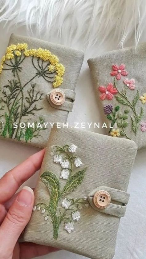 Diy Embroidery Designs, Diy Bags Patterns, Diy Embroidery Patterns, Handmade Embroidery Designs, Embroidery Book, Hand Embroidery Projects, Hand Work Embroidery, Embroidery Bags, Pola Sulam