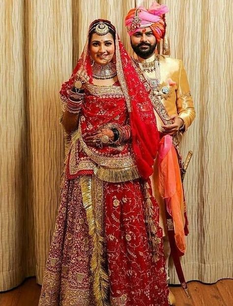 Marvadi Bridal Look, Rajputana Lehenga, Marwadi Bridal Look, Rajputi Bride And Groom Photoshoot, Rajputi Poshak Bridal Look, Marwadi Bride Look, Rajputi Dress For Bride, Rajput Bride Pose, Rajputi Dress Photo Pose Couple