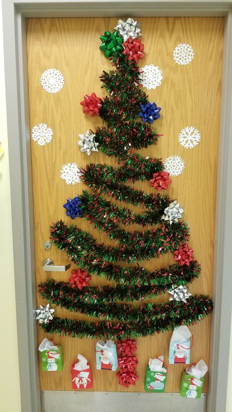 Christmas Tree Door Decorations School, Tree Door Decorations Classroom, Paper Christmas Tree Door Decoration, Christmas Tree Door Classroom, Christmas Board Decorations For School, Christmas Preschool Bulletin Boards, Christmas Tree Hallway Decorations School, Christmas Tree Classroom Door, Christmas Tree On Door Classroom