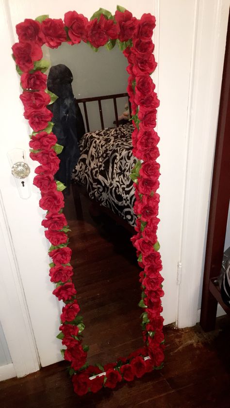 Rose mirror Bedroom Ideas For Girls Teenagers, Diy Floral Mirror, Rose Mirror, Floral Mirror, Flower Mirror, Mirror Ideas, Girl Bedroom Decor, Diy Mirror, Cute Room Decor