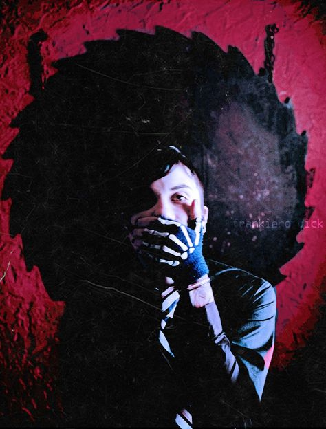 I just LOVE Frank's fingerless skeleton gloves ! Frank Iero Wallpaper, Revenge Pictures, Mcr Gerard, Skeleton Gloves, Emo Things, Frank Lero, Ray Toro, Mayday Parade, I Love Mcr