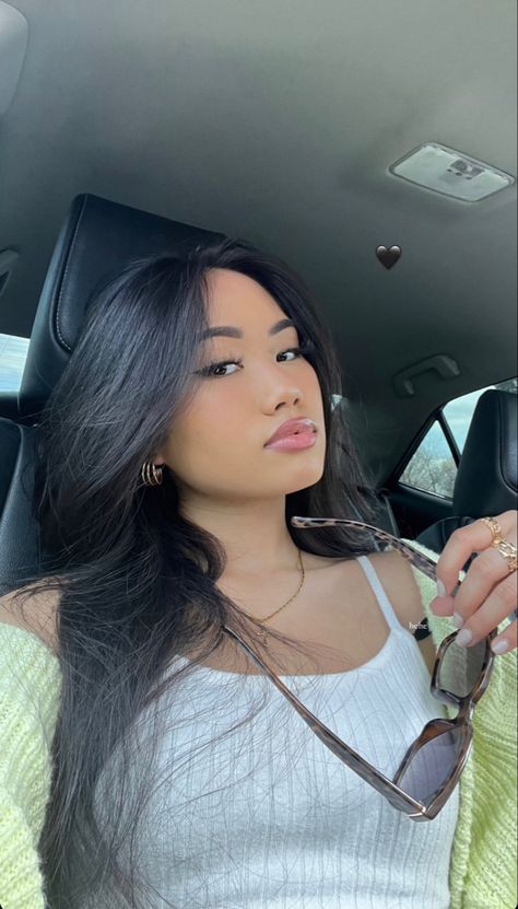 Baddie Car Selfies, In Car Selfie Ideas, Car Pictures Instagram Selfie, Inside Car Selfie Poses, Selfie Car Ideas, Cute Car Selfies, Selfie Ideas Glasses, Selfie Ideas In Car, Selfie In Car Ideas