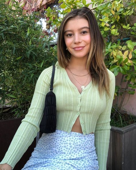 https://www.instagram.com/p/CFxae-dhrIj/?igshid=4u9qa7hgy6b4 Models On The Runway, Genevieve Hannelius, G Hannelius, 22 December, Comfort People, Top Models, Atticus, Boarding School, Fashion Top