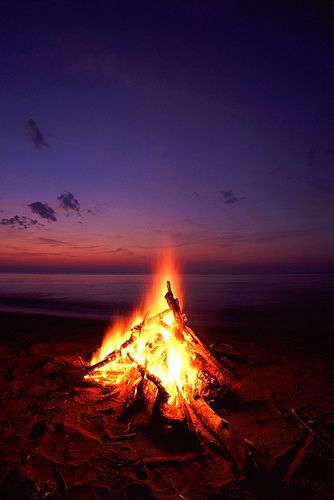 so much fun Beach Fire, Retro Camping, Beach At Night, Fire Photography, Beach Bonfire, Beltane, Beach Camping, Lake Superior, Land Scape