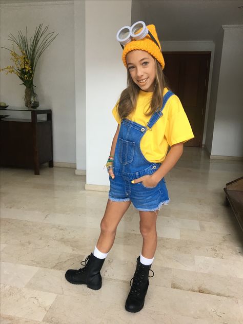 Teen Minion Halloween Costume, Girls Bookweek Costumes, Teen Minion Costume, Homemade Minion Costume Kids, Easy Fancy Dress Costumes For Women, Minion Day At School Outfits, Preppy Minion Costume, Minnions Girl Outfit, Bob Minion Costume