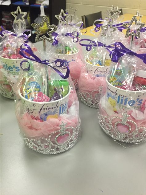 Princess Gift Bags Ideas, Princess Party Souvenirs Ideas, Princess Birthday Favor Ideas, Princess Party Bags Diy, Princess Treat Bags Ideas, Diy Princess Tea Party Birthday, Princess Goodie Bags Diy, Prince And Princess Party Favors, Disney Princess Birthday Favors