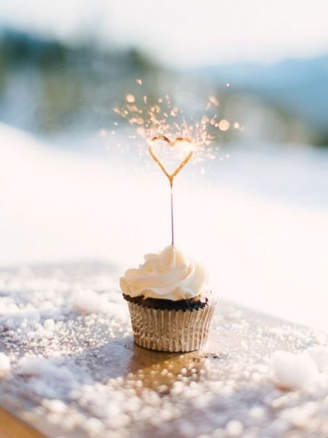 Heart Shaped Sparklers, Heart Sparklers, Decoration Buffet, Happy Birthday Cupcakes, July Holidays, Great Gatsby Wedding, Wedding Sparklers, Gatsby Wedding, Winter Wedding Inspiration