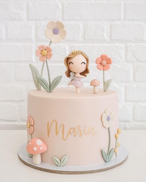 Cute Small Birthday Cakes For Women, First Birthday Cake Flowers, 1 Birthday Cake Girl, Baby Girl Cake Ideas, Cake First Birthday Girl, Cakes For Baby Girl, 1st Birthday Cake Girl, First Tooth Cake, 2nd Birthday Cake Girl