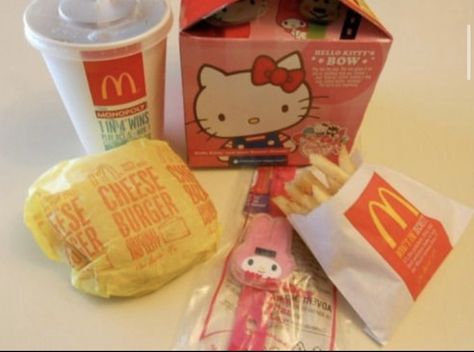 Cute Mcdonalds, Mcdonald's Aesthetic, Hello Kitty Mcdonalds, Sanrio Stuff, Charmmy Kitty, Hello Kitty Aesthetic, Cheese Burger, Cute Snacks, Happy Meal Mcdonalds