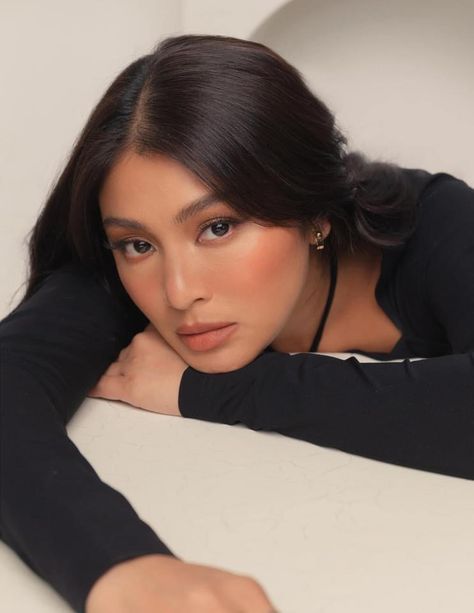 Nadine Lustre Makeup, Filipina Makeup, Graduation Look Makeup, Skin Tone Makeup, Hijab Makeup, Graduation Look, Light Makeup Looks, Tanned Makeup, Graduation Makeup