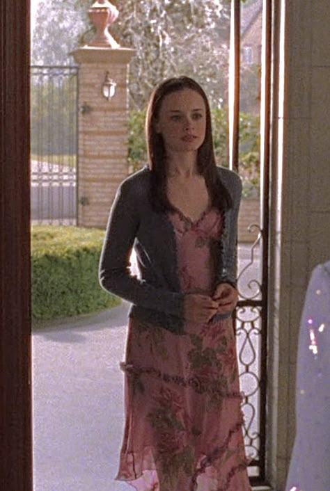 90s Film Outfits, Rory Graduation Dress, Rory Gilmore Pink Dress, Rory Gilmore Fancy Outfits, Rory Gilmore Dress Outfit, Gilmore Lorelai Outfits, Yale Rory Outfit, Rory Gilmore Dinner Outfits, Lorelai Gilmore Dress Outfits