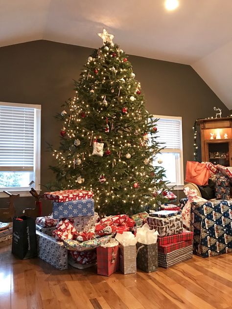 Christmas Present Set Up Under Tree, Christmas Tree Inspo Red, Christmas Presents Under Tree, Presents Under The Christmas Tree, Crismas Tree, Home Decorations Ideas, Christmas Tree And Gifts, Christmas Tree And Presents, Christmas Tree Presents