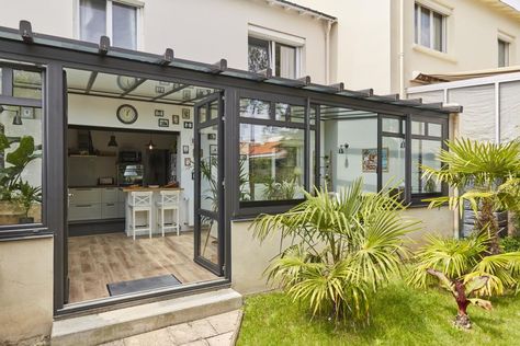 La véranda en mode jardin d’hiver - M6 Deco.fr Extension Veranda, Bow Window, Pool House, Garden Room, Pergola, Garage Doors, New Homes, Patio, House Styles