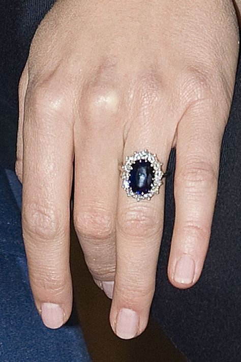 Kate Middleton Manicure Essie Allure, Kate Middleton Engagement Ring, Diana Engagement Ring, Essie Ballet Slippers, Royal Engagement Rings, Timothy Laurence, Kate Middleton Wedding, Wallis Simpson, Princesa Kate Middleton